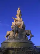 Statue monumentale de Puxian au sommet d'or.