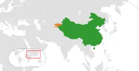 Localisation et carte du Kirghizistan (en orange) et de la Chine (en vert).