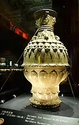 Vase Zun à motif de lotus, couverte céladon. Dynasties du Nord, 386-581