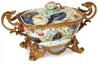 Terrine rectangulaire en porcelaine du règne de Qianlong (1735 - 1796)