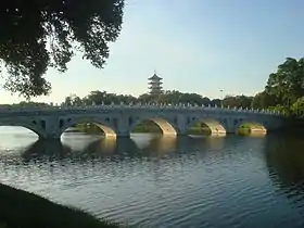 Pont reliant Japanese Garden à Chinese Garden