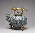 Pot à vin. Bronze doré et émaux cloisonnés, H. 27 cm. Création imaginée d'après un prototype d'époque Zhou. 1750-1800, dynastie Qing. Walters Art Museum, Baltimore
