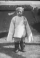 Enfant chinois américain en vêtements brodés, 1900.