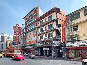 Rue Yaowarat, le jour, petits immeubles et "compartiments chinois"