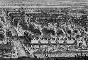 Vue d'ensemble de partie de la ville de Batavia où l'on se bat, tandis que les maisons sont en flammes au premier plan lors du massacre des Chinois en 1740.