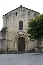 La façade sur la place