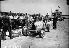 Photo d'Achille Varzi et Louis Chiron s'échangeant le volant d'une Bugatti Type 51 lors du Grand Prix de France 1931.