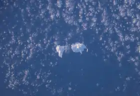 Image satellite de l'île Tchirpoï (à droite) et de l'île Brat Tchirpoïev (à gauche).