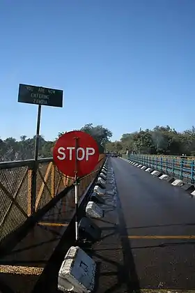 Pont traversant la frontière au niveau de la ville frontalière de Chirundu sur le Zambèze.