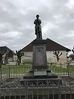 Poilu au repos (monument aux morts)« Monument aux morts de 1914-1918 à Chissey-sur-Loue », sur À nos grands hommes