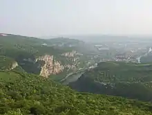 Photo d'une gorge au fond de laquelle coule une rivière.