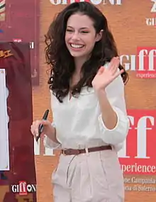 Chloe Bridges interprète Donna.