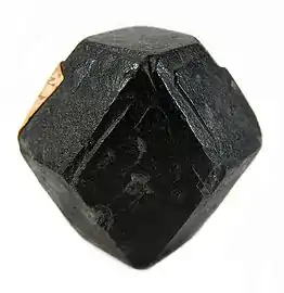 Pseudomorphose de grenat en chlorite.Taille : 3,5 × 3,1 × 2,7 cm.Mine Michigamme, comté de Marquette, États-Unis.