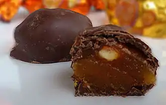 Deux Ozersky Souvenir, des abricots secs enrobés de chocolat, une confiserie populaire en Russie et au Kazakhstan.