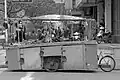 Tricycle carrossé d'un vendeur de chaussures en Chine.