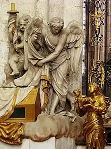 Vierge à l'Enfant dorée et des anges.