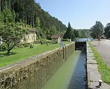 L'écluse sur le canal de la Marne à la Saône.