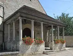 Le porche couvert de l'église.