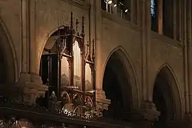 L'orgue de chœur, vu de la nef.