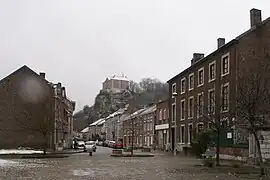 La chaussée de Chokier, avec une vue sur le château en hiver.