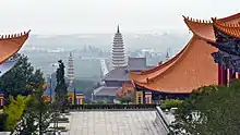 Vue depuis une des terrasses du temple avec les trois pagodes en contre-bas