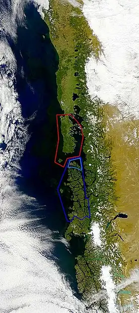 L'archipel de las Guaitecas entouré de bleu clair entre l'archipel des Chonos (bleu foncé) et l'archipel de Chiloé en rouge.