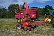 Type de machine très utilisé pour l'ensilage d'herbe dans les décennies 1970 à 2000. Elle comprend un pickup pour le ramassage et un volant hacheur qui effectue en même temps l'éjection du fourrage via une goulotte orientable vers la remorque. Le pickup peut être remplacé par des becs à maïs.