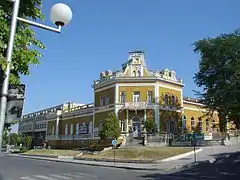 Le club militaire (avec une salle de cinéma).