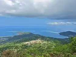 Vue donnant sur le sud : on voit les villages de Choungui (centre), Mronabéja (gauche) et Kani-Kéli (droite).