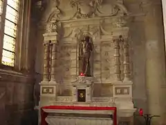 Chapelle de saint Sébastien. Retable et autel en pierre de style classique, avec colonnes de type ionique, décorations en marbre, et statue de saint Sébastien derrière le tabernacle. Il y a aussi des traces d'ancienne décoration par dorure.