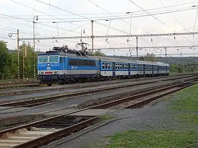 Train de Plzeň en gare de Chrást.