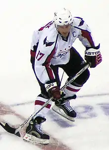 Photographie de Chris Clark avec le maillot blanc des Capitals