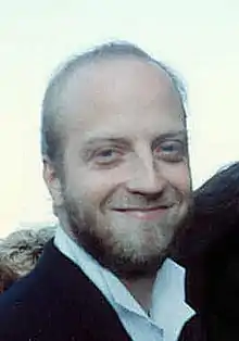 Chris Elliott interprète le père de Lily.