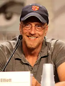 Chris Elliott interprète Mickey.