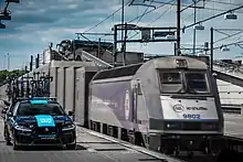 La photo couleur montre deux locomotives, au terminal de Coquelles.