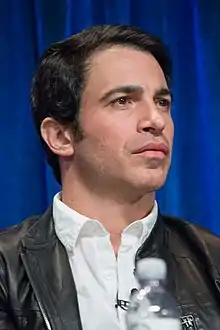 Chris Messina dans le rôle du Dr Danny Castellano.