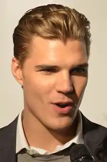 Chris Zylka interprète Jake Armstrong.