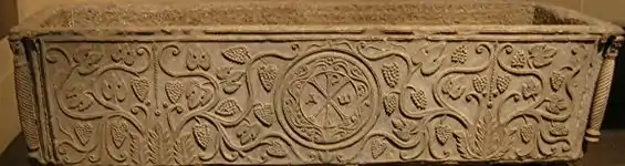 Chrisme sur la cuve d'un sarcophage du VIe siècle.