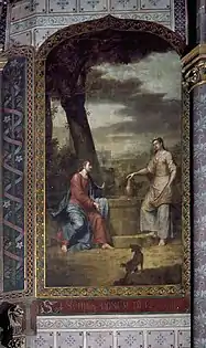 'Une femme, debout à droit d'un puits, présente une carafe d'eau au Christ, représenté comme un jeune homme, assis à gauche du puits. En arrière-plan, un arbre et une cité sous des nuages gris.
