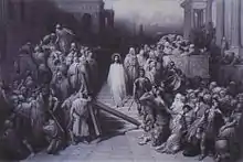 gravure en noir et blanc : au centre le Christ descend un escalier, précédé de soldats qui écartent la foule. Nombreux personnages debout ou grimpés sur les murets. Au premier plan trois individus soutiennent une croix à demi couchée.