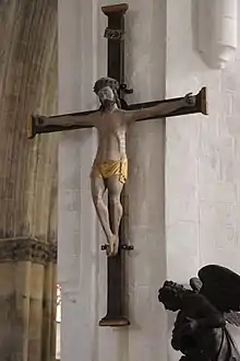 Statue du Christ Saint-Sauveur sur sa croix présent sur le mur du chœur de l'édifice