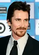 Barbe rousse naturelle plus claire que les cheveux bruns de l'acteur Christian Bale, tout aussi fréquent.