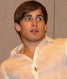 Christian Cooke interprète Daniel "Danny" Evans.