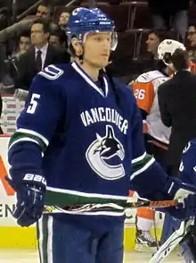 Photographie de Christian Ehrhoff avec le maillot bleu des Canucks de Vancouver