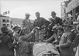 Photo de scènes de joie autour de la voiture du vainqueur de la Targa Florio 1924.