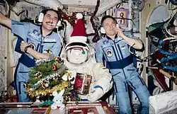 Pavel Vinogradov durant le Noël russe en 1997, dans Mir, lors de sa première mission.