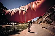 Art public par les artistes Christo et Jeanne-Claude, oeuvre réalisée en 1972 aux États-Unis dans l'état du Collorado