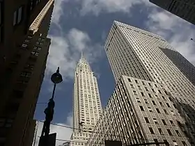 Deux gratte-ciel vus depuis la rue.