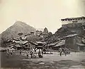 La place du marché et le temple de Chamunda Devi en arrière-plan vers 1865