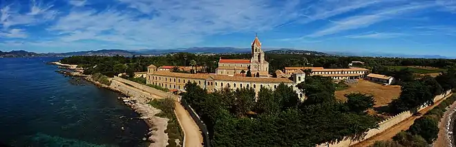 Photo montrant une vue aérienne d’un monastère.